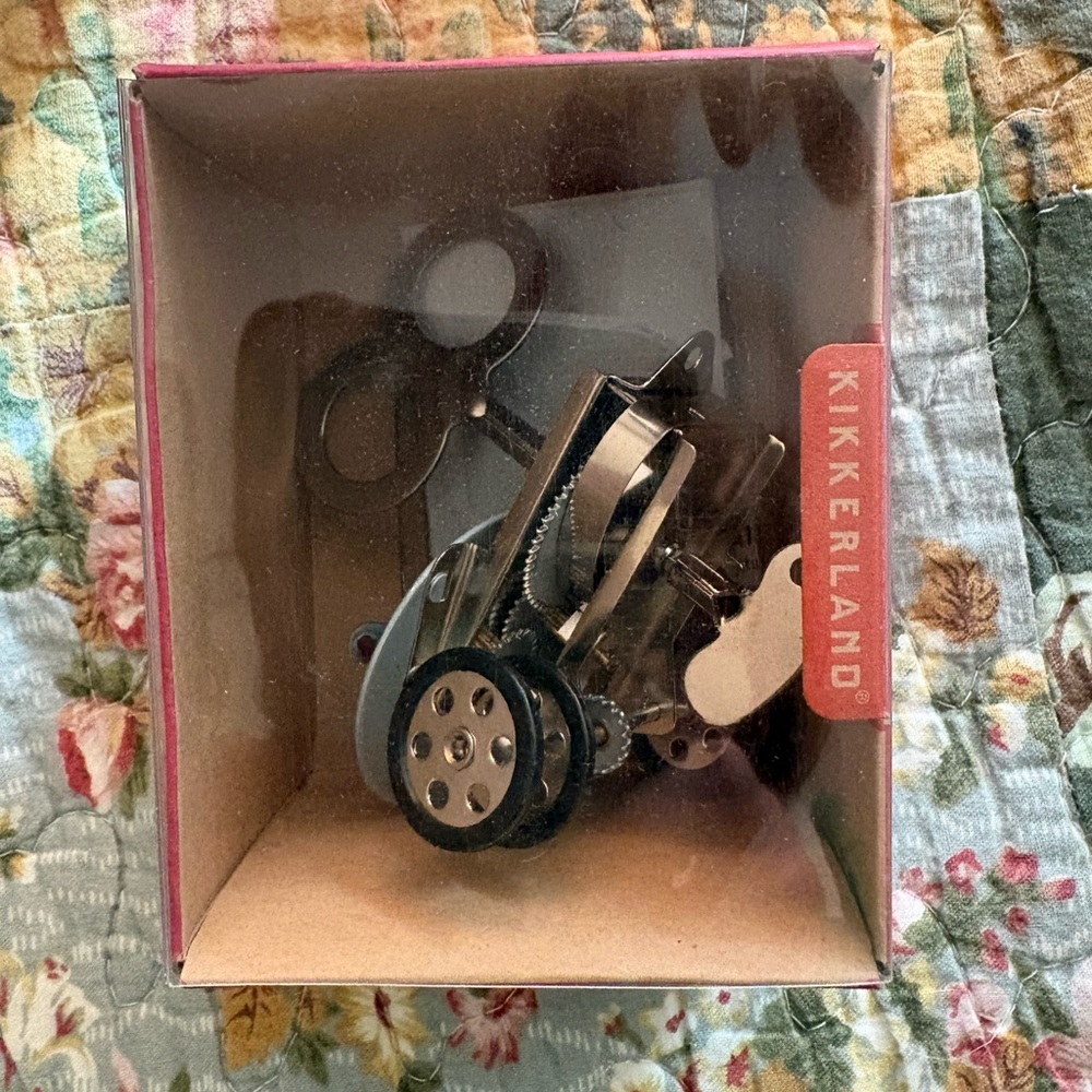 Kikkerland Silver and Black Wind-Up Gadget